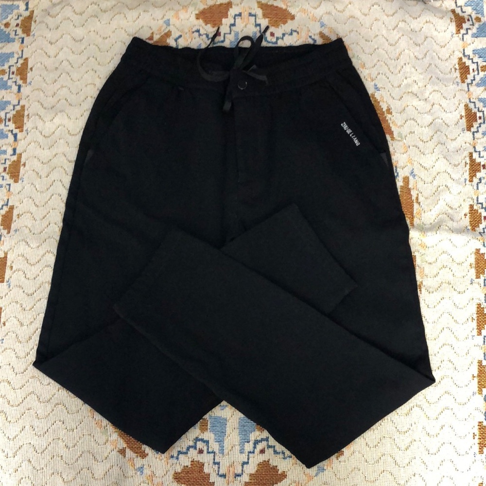Black Sweatpants with Tailored Fit and Clean Lines